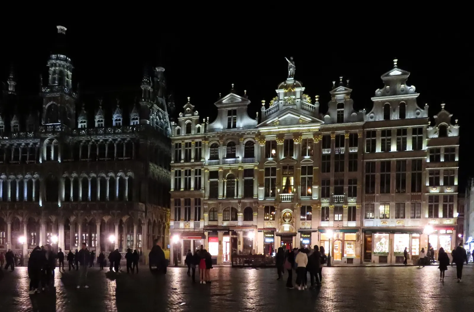 Brussels at night, the town hall and the guild houses of the Grand Place
