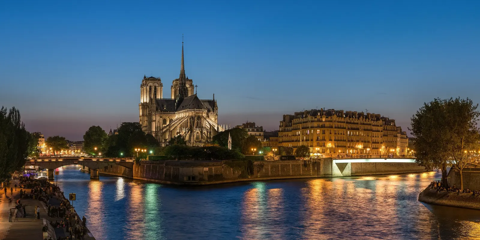 Paris at dusk, the Seine and the Île de la Cité