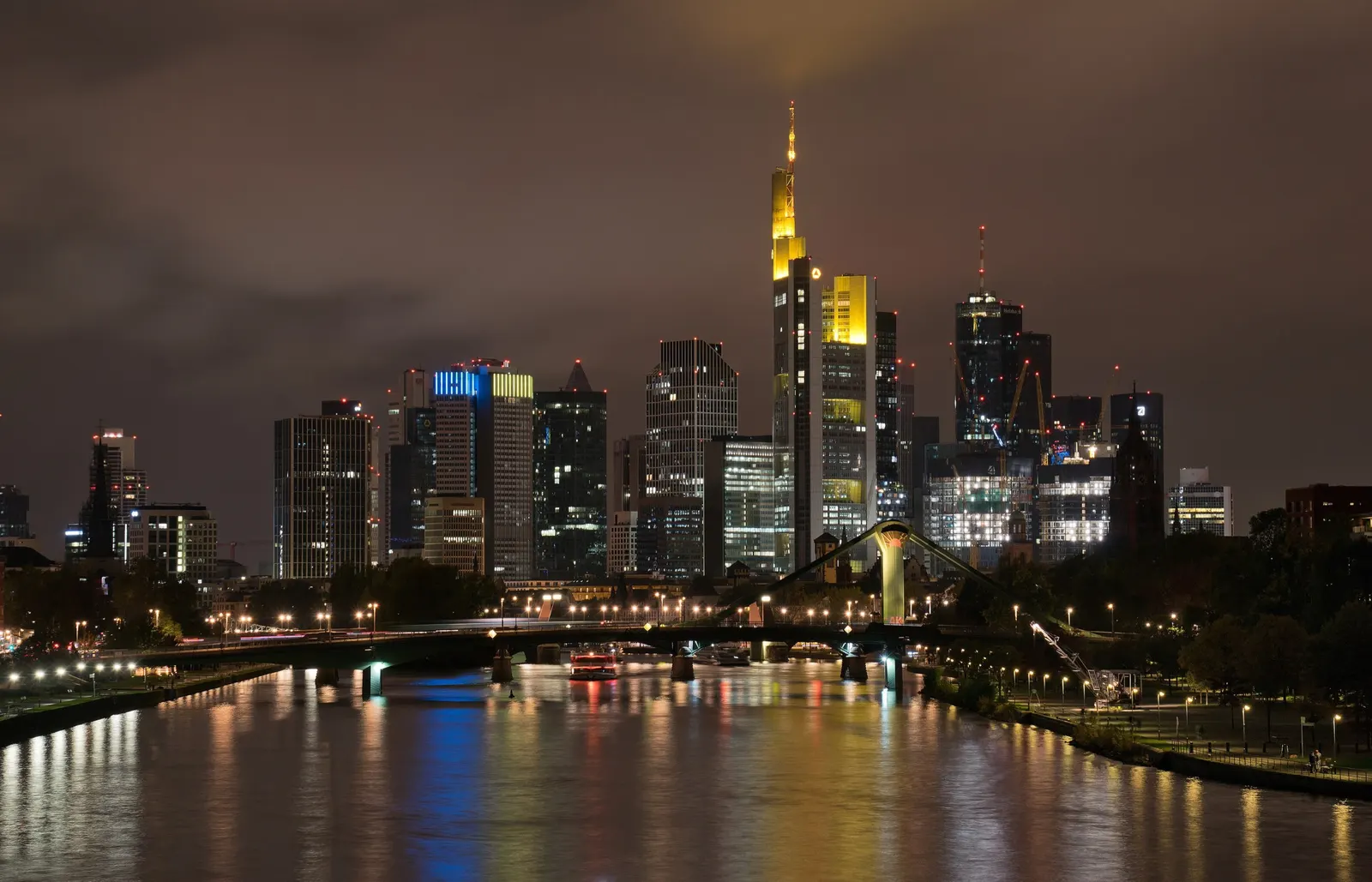 Frankfurt am Main at night (CC BY-SA 4.0)