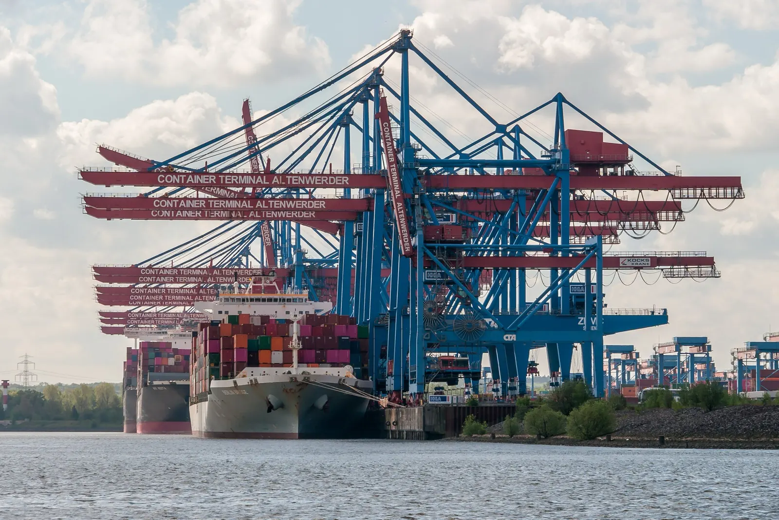 Container cranes, port of Hamburg (CC BY-SA 4.0)
