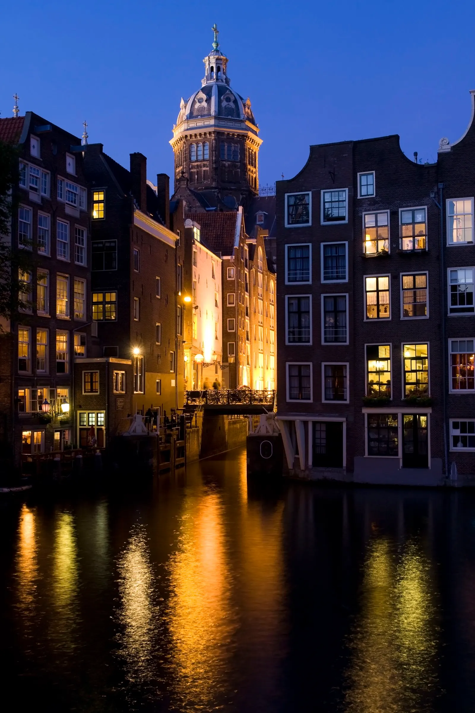 The Oudezijds Kolk, Amsterdam, at night